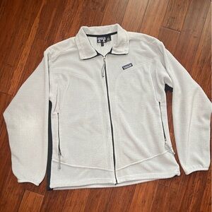 Patagonia Men’s Light Gray Fleece zip up jacket
